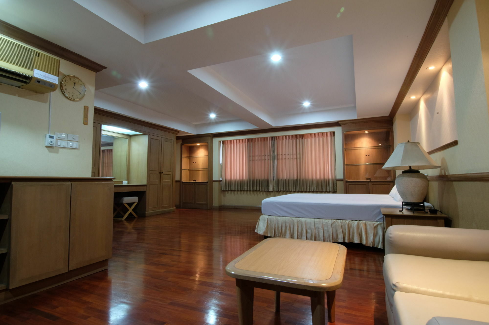Alameda Suites Hotel Bangkok Exterior foto